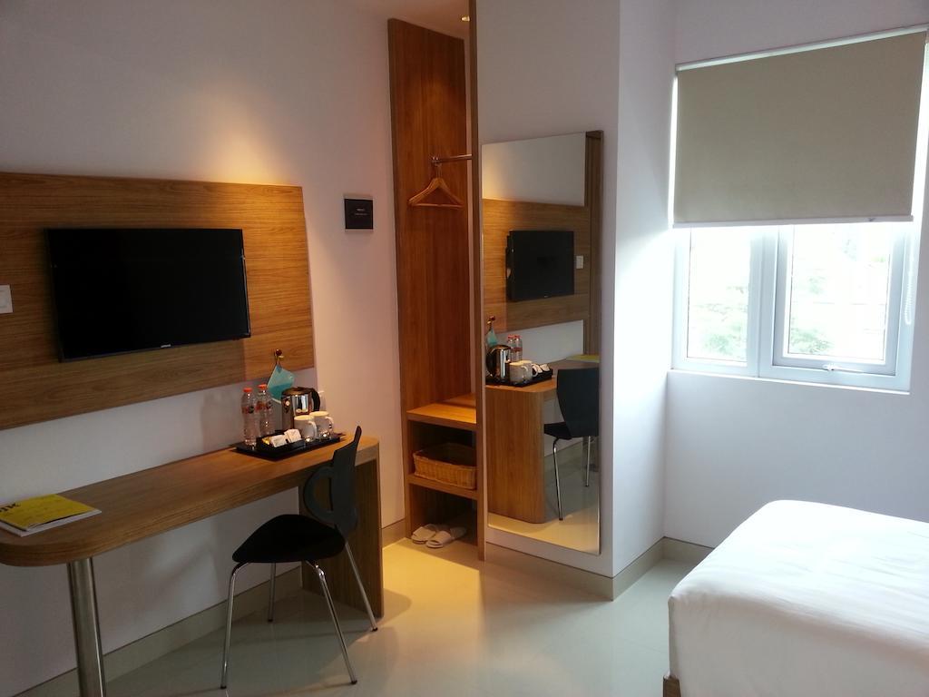 Zoom Smart Hotel Jemursari スラバヤ エクステリア 写真