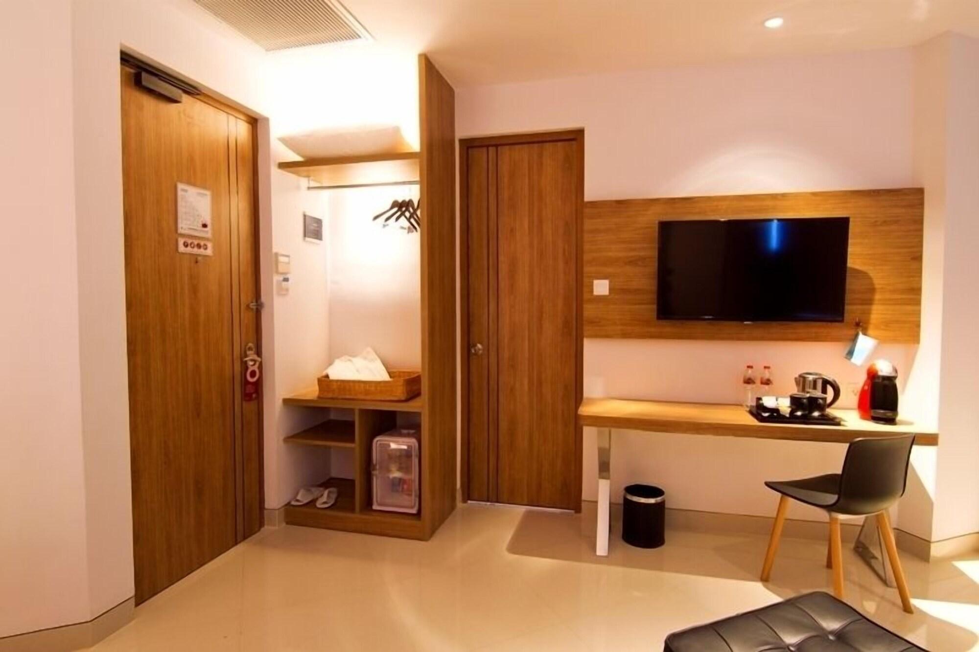 Zoom Smart Hotel Jemursari スラバヤ エクステリア 写真